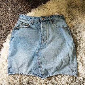 Demin Skirt! Size 4 .. Super Comfortable! Easy to wear!